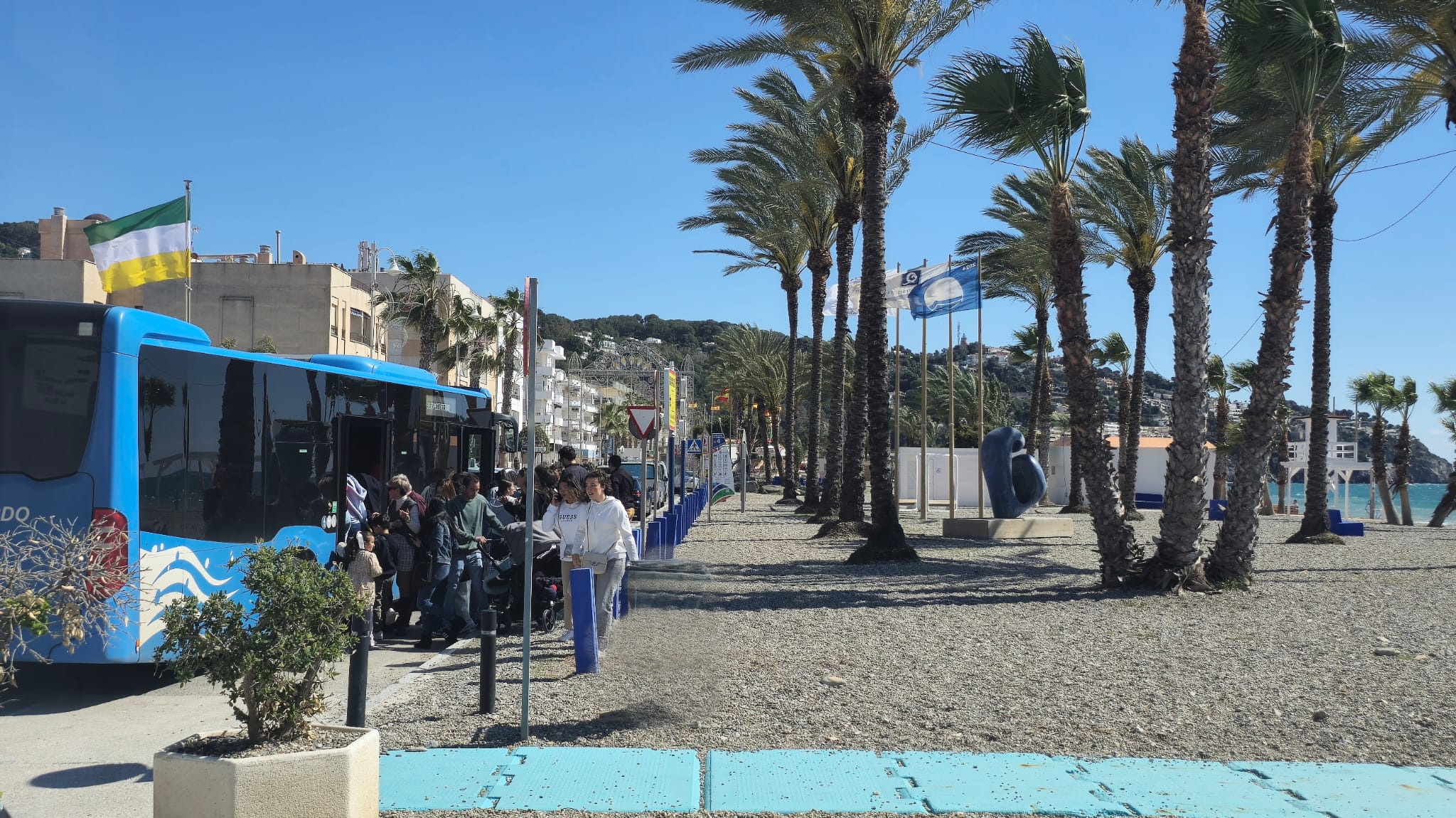 El servicio de autobs en La playa de La Herradura facilita a los vecinos el acceso a la Feria de Da con traslados cada 15 minutos.